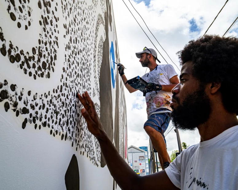 Pour les 20 de partenariat entre les deux entreprises, Milmurs à invité l'artiste italien Luca LEDDA à rencontrer l'artiste martiniquais Arthur FRANCIETTA.