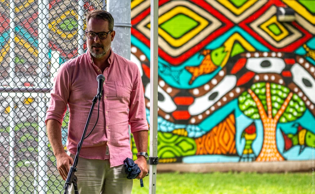 La murale Hawe Henewakame (Le grand fleuve), une création artistique emblématique,  célébration immersive et culturelle au bord du fleuve de Montréal.