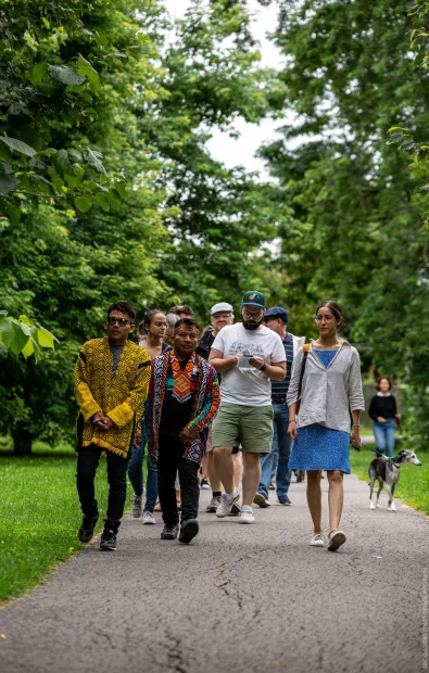 La murale Hawe Henewakame (Le grand fleuve), une création artistique emblématique,  célébration immersive et culturelle au bord du fleuve de Montréal.