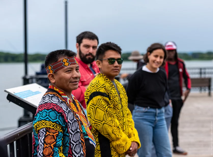 La murale Hawe Henewakame (Le grand fleuve), une création artistique emblématique,  célébration immersive et culturelle au bord du fleuve de Montréal.